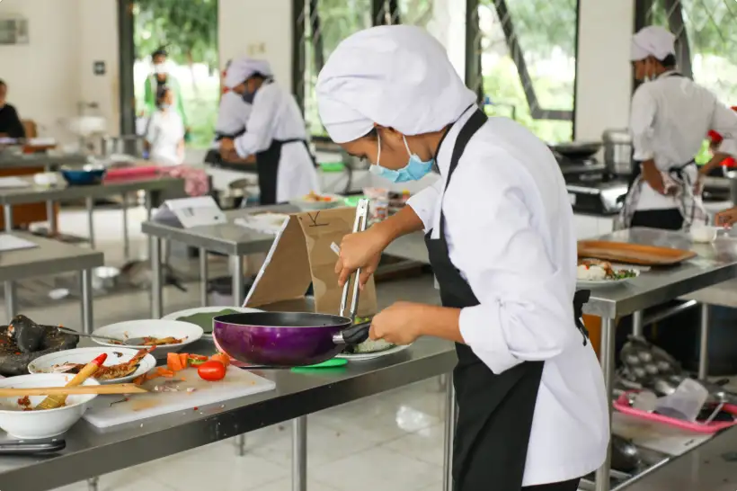 Học kỹ thuật chế biến món ăn Tại TP.HCM T8/2026