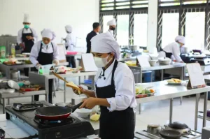 Học kỹ thuật chế biến món ăn Tại TP.HCM T8/2026