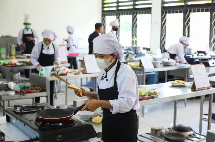 Học kỹ thuật chế biến món ăn Tại TP.HCM T8/2026